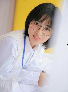 在线视频 戴眼镜学姐,揭秘眼镜背后的时尚与智慧